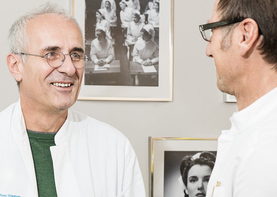 Der Neurologe Dr. med. Konrad Scheglmann spricht mit dem Neurologen Dr. med. Michael Wernz.