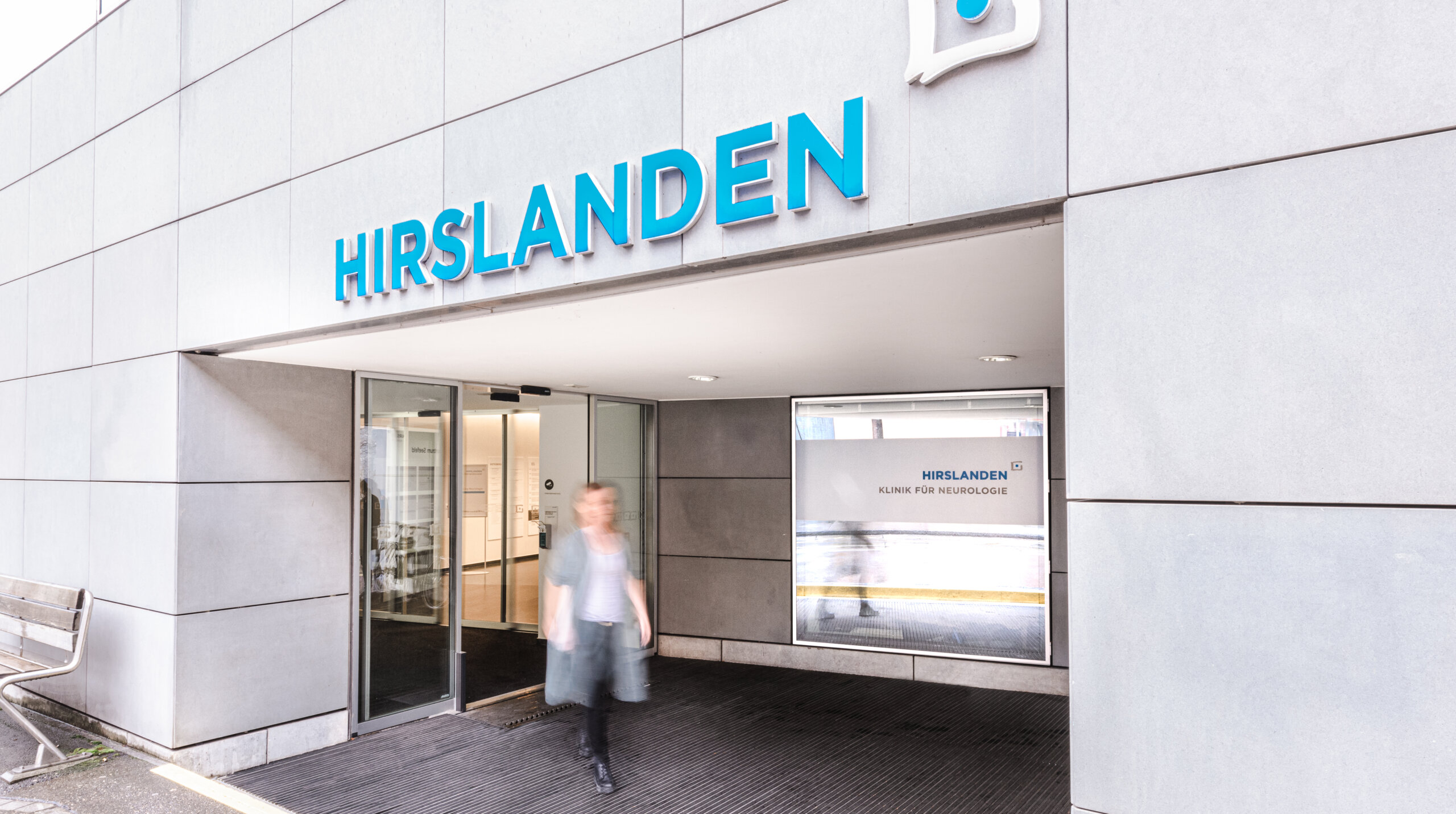 Eine Patientin verlässt die Klinik für Neurologie Hirslanden am Ärztezentrum Seefeld.
